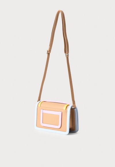 Borsa a tracolla colorata con corpo color sabbia, rifiniture azzurro chiaro, accenti rosa e gialli, e una tracolla regolabile marrone. Design strutturato con una tasca frontale.