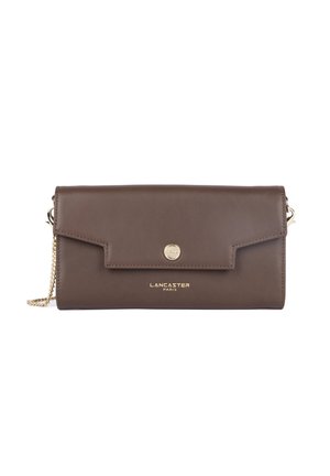 Clutch in pelle marrone con patta ripiegabile, accessori in oro e logo inciso. Caratterizzato da una tracolla a catena e una texture liscia.