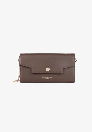 Braune Leder-Clutch mit umklappbarem Deckel, goldenen Beschlägen und geprägtem Logo. Verfügt über einen Kettenriemen und eine glatte Textur.