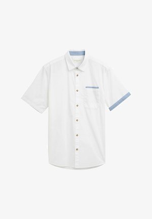 Biała koszula z krótkim rękawem, z wyraźnym kołnierzykiem, jasnoniebieskimi akcentami na mankietach, kieszonką na piersi oraz brązowymi guzikami z przodu.