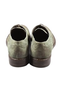 Stivaletti alla caviglia in camoscio verde con dettagli brogue, punta tonda e suole in gomma marrone. Texture liscia con leggero consumo visibile sui bordi.