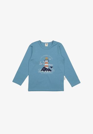 Langärmeliges blaues Baumwoll-T-Shirt mit einem Grafikdesign von einem Leuchtturm und dem Ozean in Weiß und Dunkelblau, mit Rundhalsausschnitt und Etikett an der Seite.