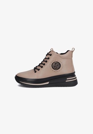 Beżowe skórzane trampki typu high-top z czarnymi akcentami, okrągłym logo oraz masywną czarną podeszwą na platformie. Zapięcie na sznurowadła i pętla na tyle.