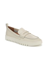 Scarpa slip-on in pelle beige con punta arrotondata, cucitura decorativa e suola in gomma con texture rigata. Include un piccolo tab sulla parte posteriore.