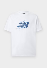 Biele tričko s krátkym rukávom s modrým štylizovaným logom "NB" obklopeným kvapkami vody na hrudi.