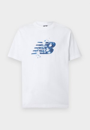 Fehér rövid ujjú póló a mellkasán egy kék stilizált "NB" logóval, amelyet vízcseppek vesznek körül.