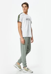 Koton - T-shirt z nadrukiem