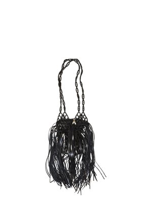 Borsa a tracolla nera in macramè con frange lunghe e tracolla intrecciata, che mostra un accessorio in stile boho.