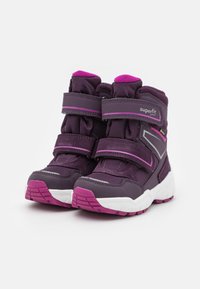 Lila hohe Stiefel mit pinken Akzenten, ausgestattet mit doppelten Klettverschlüssen, strukturiertem Stoff und einer weißen Gummisohle mit Profilmustern.