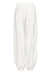 Voľné biele nohavice s jemnými vertikálnymi pruhmi, elastickým pásom a elastickými manžetami na členkoch.