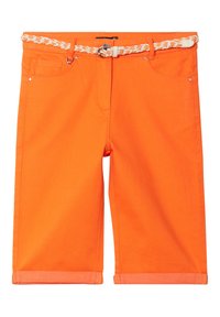 Short en jean orange avec une ceinture blanche tressée. Coupe droite, ourlets retroussés, style cinq poches, et accents métalliques à l'avant.
