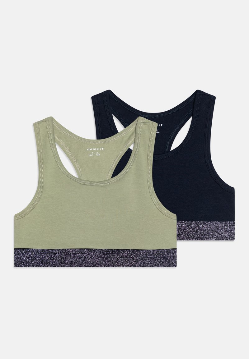 Paket med två crop tops: en olivgrön och en marinblå, båda med ett glittrande elastiskt band. Har en racerback-design och är tillverkade av mjukt bomullsmaterial.