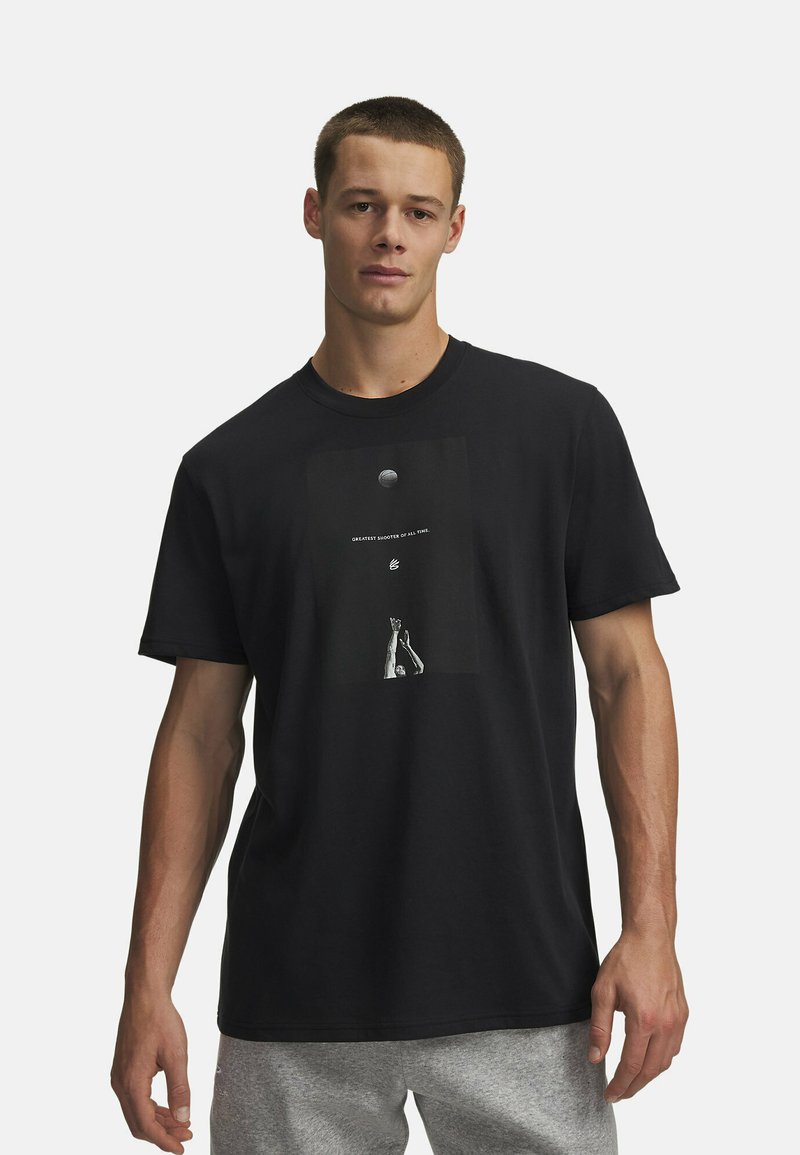 Camiseta de algodón negra con estampado gráfico de manos alcanzando un baloncesto, con texto superpuesto, corte relajado y mangas cortas.