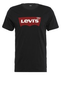 Svart kortärmad T-shirt med en röd Levi's-logotyp som har vit text centrerad på bröstet.