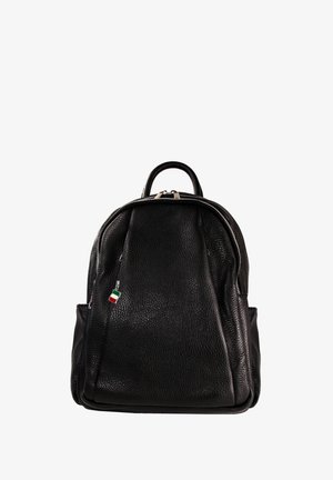 Sac à dos en cuir noir texturé avec poignée supérieure, poche avant zippée et petit porte-zip avec drapeau italien, isolé sur fond blanc.