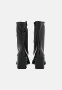 Vagabond EDWINA - Botas clássicas de cano curto - black