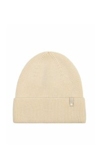 Kremowa, prążkowana czapka beanie z podwiniętym brzegiem i małą metalową metką marki z boku, leżąca płasko na białym tle.