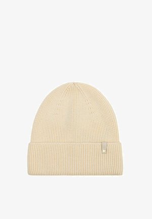 Kremowa, prążkowana czapka beanie z podwiniętym brzegiem i małą metalową metką marki z boku, leżąca płasko na białym tle.