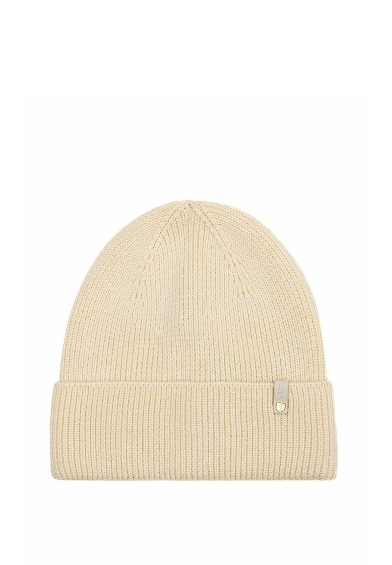 Kremowa, prążkowana czapka beanie z podwiniętym brzegiem i małą metalową metką marki z boku, leżąca płasko na białym tle.