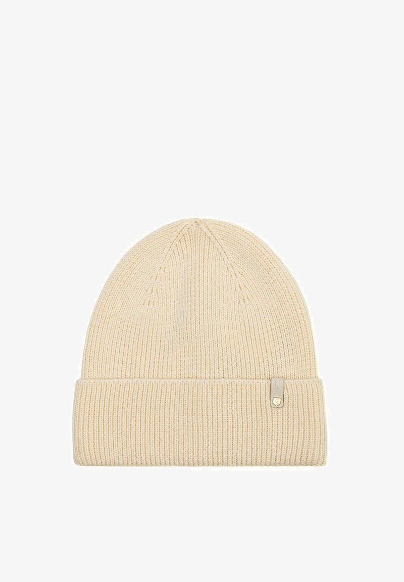 Kremowa, prążkowana czapka beanie z podwiniętym brzegiem i małą metalową metką marki z boku, leżąca płasko na białym tle.