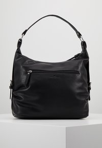 Černá kožená hobo taška s jedním ramenním popruhem, zapínacím předním kapsou a měkkou texturou; obsahuje decentní designové detaily a kovové kování.
