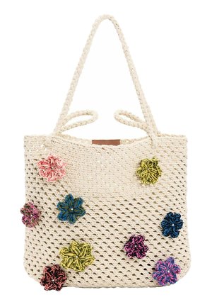 Bolso tote tejido color crema con asas trenzadas y flores de tela multicolores adheridas en varios lugares.