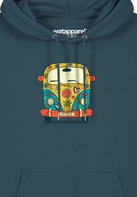 Kapuzensweatshirt in Türkis mit einem lebhaften, illustrierten Design eines gelben Vintage-Vans, der florale und herzförmige Muster zeigt, sowie einem "PEACE"-Label.