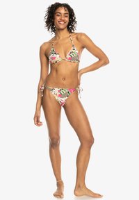 Bikini-set met bloemenpatroon, bestaande uit een driehoekige top met dunne bandjes en een verstelbare onderkant met strik aan de zijkant in een levendig kleurenpalet van roze en groen.