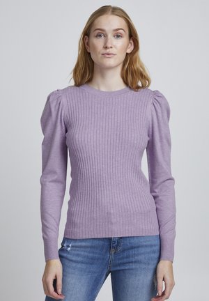 Violet ribbed pitkähihaine neule puffy-harteilla ja pyöreällä pääntiellä, yhdistettynä kuluneisiin sinisiin farkkuihin. Pehmeä, teksturoitu kangas.
