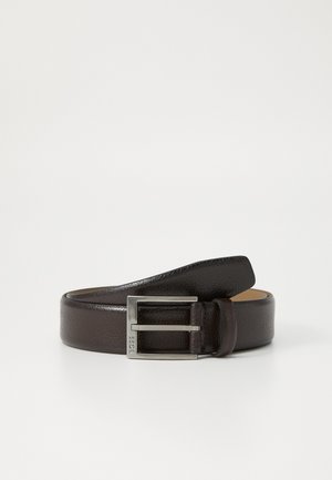 Cinturón de cuero marrón con un acabado texturizado, hebilla de metal plateado y un diseño sencillo. La hebilla presenta una forma rectangular y grabado de la marca.