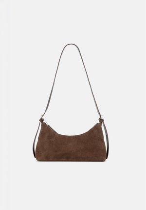 Sac à épaule en daim marron avec une fermeture éclair incurvée en haut et une fine bandoulière réglable, présenté sur un fond clair uni.