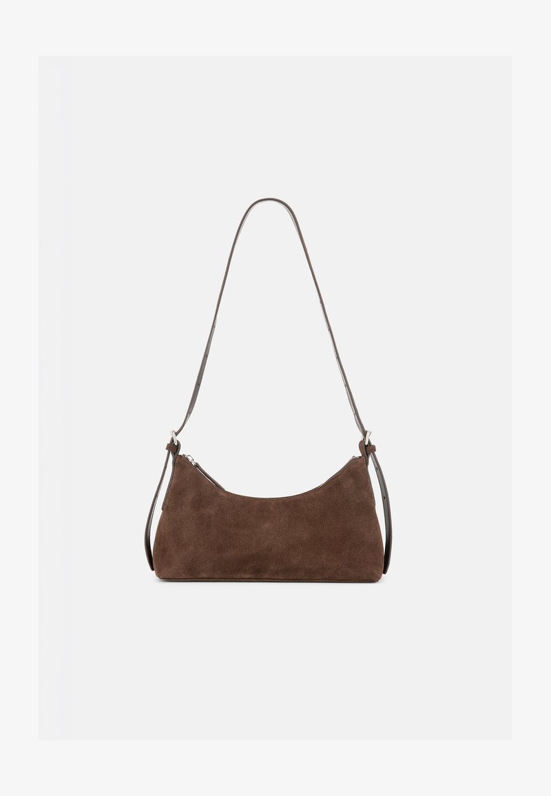 Sac à épaule en daim marron avec une fermeture éclair incurvée en haut et une fine bandoulière réglable, présenté sur un fond clair uni.