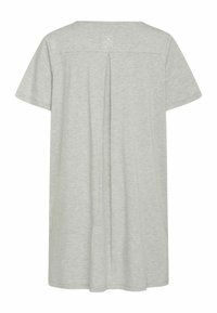 Jasnoszary t-shirt z krótkim rękawem o luźnym kroju, z centralnym plisowaniem na plecach i subtelnym logo w okolicy dekoltu. Miękka tekstura, casualowy design.