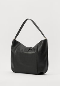 Sac à bandoulière en cuir noir, de forme arrondie, avec une texture lisse, une seule poignée et un détail subtil de rabat à l'avant. Accentué par des quincailleries dorées.