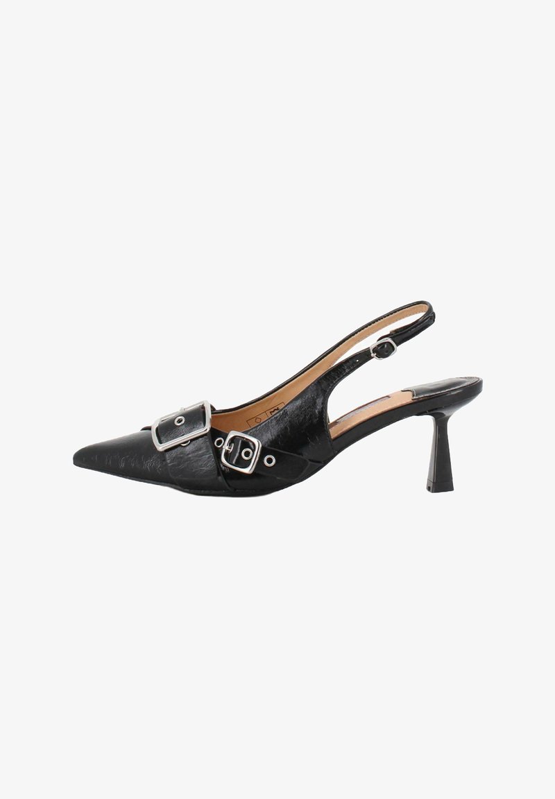 Zapato de charol negro tipo slingback con punta afilada, que presenta dos detalles de hebilla plateada y un tacón estrecho. Textura suave y brillante.