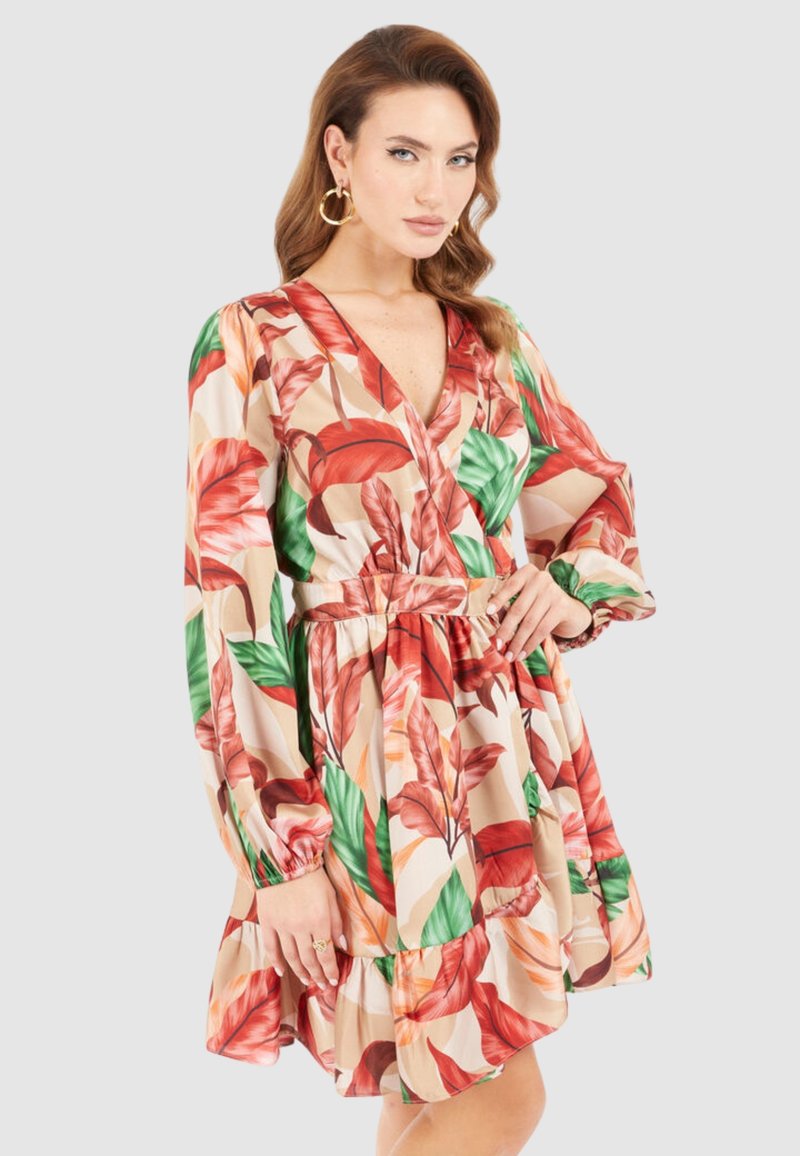 Abito floreale in tessuto leggero con motivi di foglie rosse e verdi, scollatura a V, maniche lunghe, vita elasticizzata e orlo con balze.