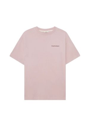T-shirt rosa chiaro a maniche corte con scollo a girocollo e piccolo logo con testo scuro sul petto in alto a sinistra.