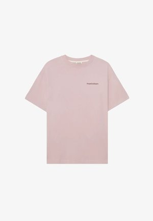 T-shirt rosa chiaro a maniche corte con scollo a girocollo e piccolo logo con testo scuro sul petto in alto a sinistra.