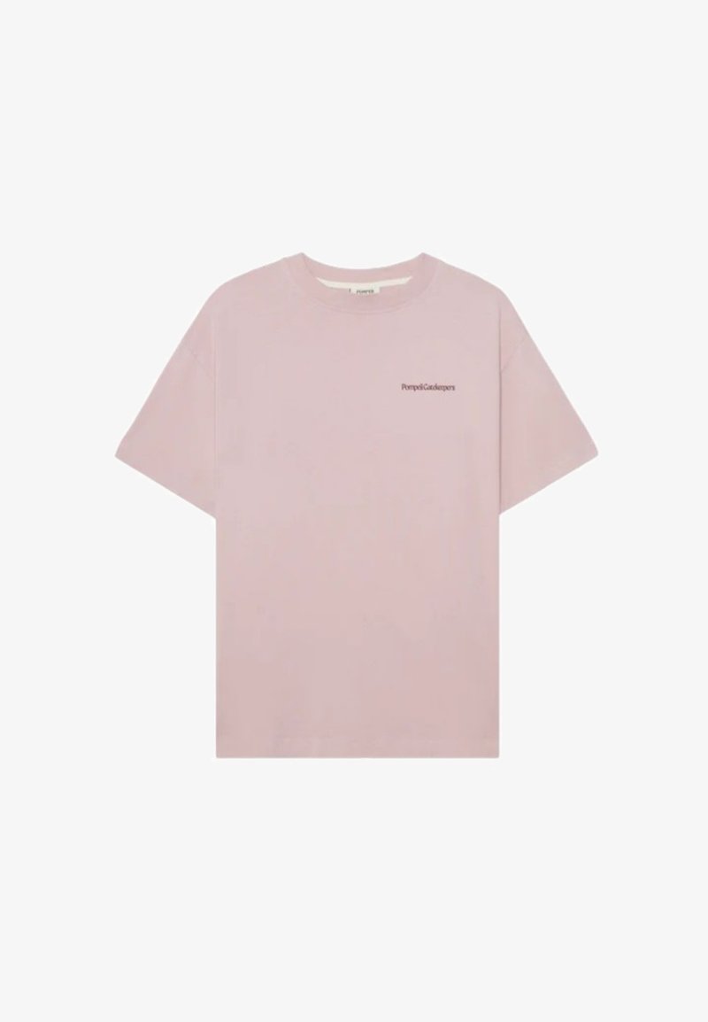 Camiseta de manga corta color rosa claro con cuello redondo y pequeño logo de texto oscuro en el pecho izquierdo superior.