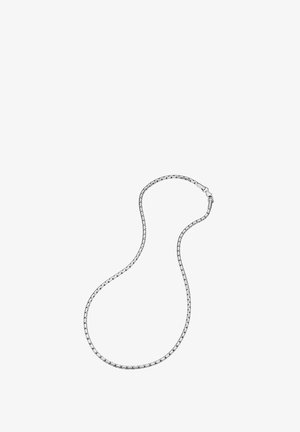 Collar de cadena de plata con un diseño trenzado, textura suave y cierre de langosta, formado en un lazo continuo con eslabones alargados.