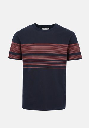 Camiseta azul marino de manga corta con finas rayas horizontales rojas en el pecho y las mangas, con cuello redondo.