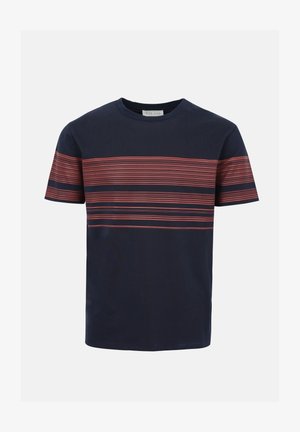 Camiseta azul marino de manga corta con finas rayas horizontales rojas en el pecho y las mangas, con cuello redondo.