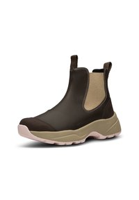 Botas de tobillo impermeables marrones con un panel lateral elástico beige y suela de goma texturizada. Cuenta con tiradores y un diseño voluminoso.