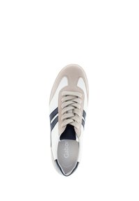 Sneaker mit einem Obermaterial aus weißem Leder, beigen Wildledereinsätzen und marineblauen Streifen. Runde Zehenpartie und Schnürdesign. Weiche Innenauskleidung.