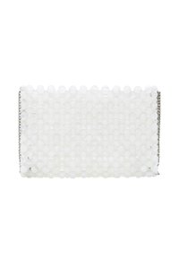 Fehér gyöngyökkel díszített clutch táska, amelynek texturált felülete van, kerek, átlátszatlan gyöngyökkel és egy fém láncos pánttal az egyik oldalán. Téglalap alakú.