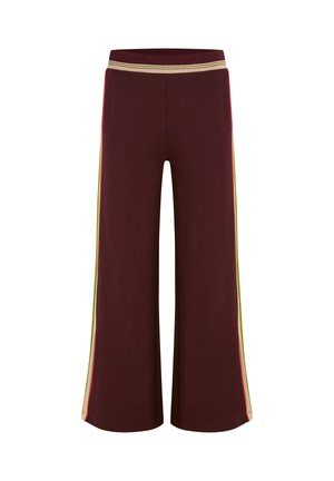 Pantalons larges bordeaux avec une taille côtelée, présentant des bandes latérales contrastantes en vert, rouge et jaune. Tissu lisse avec des détails de poches.