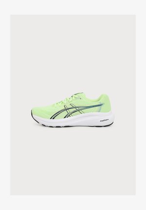 Chaussure de course vert clair avec des bandes noires, semelle blanche épaisse marquée Amplifoam, et tige en tissu mesh.