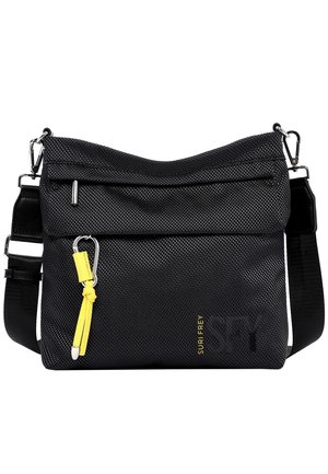 Sac bandoulière noir texturé avec sangle réglable, poche zippée à l'avant, porte-clés pompon jaune, et logo "Suri Frey" en lettres dorées.