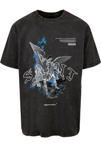 Must tume musta, millel on graafiline print inglist koos tiibadega, sinised aktsendid ja sõna "PÜHA" stiliseeritud valges kirjas.