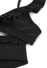 Top bikini nero con dettagli arricciati, realizzato in tessuto liscio. Il design include spalline regolabili e un dettaglio con logo.